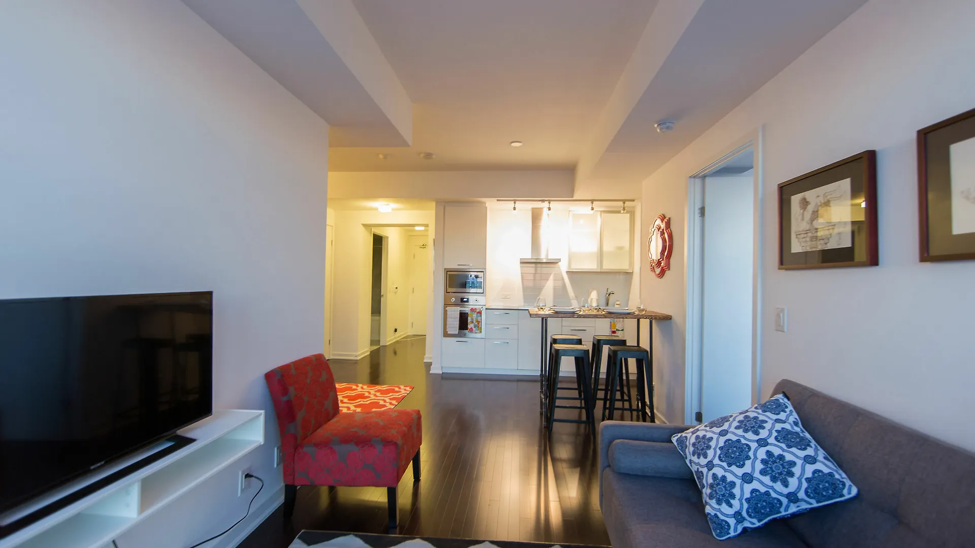 Views From The Six Hotel Toronto Apartment